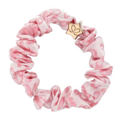 By Eloise London Silk Scrunchie Gold Star Hajgumi nőknek 1 db Változat Pink Leopard