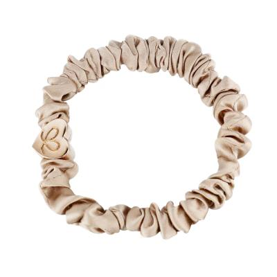 By Eloise London Skinny Silk Scrunchie Gold Heart Hajgumi nőknek 1 db Változat Sand