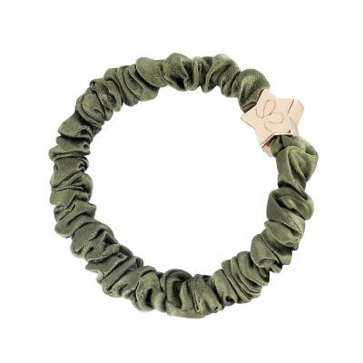 By Eloise London Skinny Silk Scrunchie Gold Star Hajgumi nőknek 1 db Változat Olive Green
